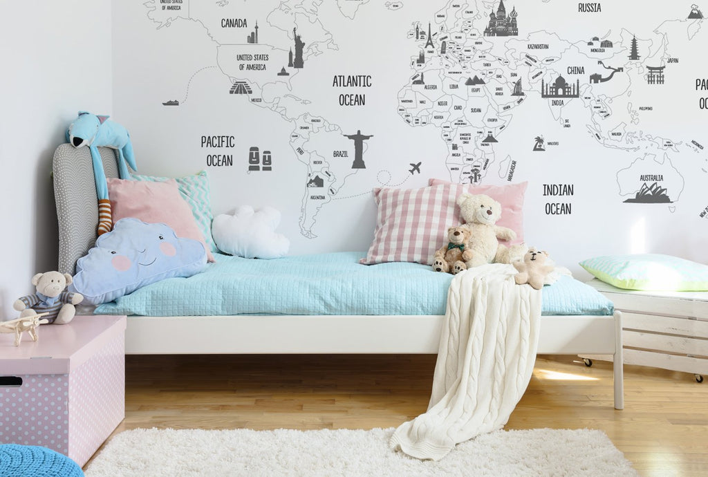 dětský pokoj s bílou tapetou mapa světa 